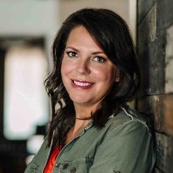 Lynn Oliver Cline headshot